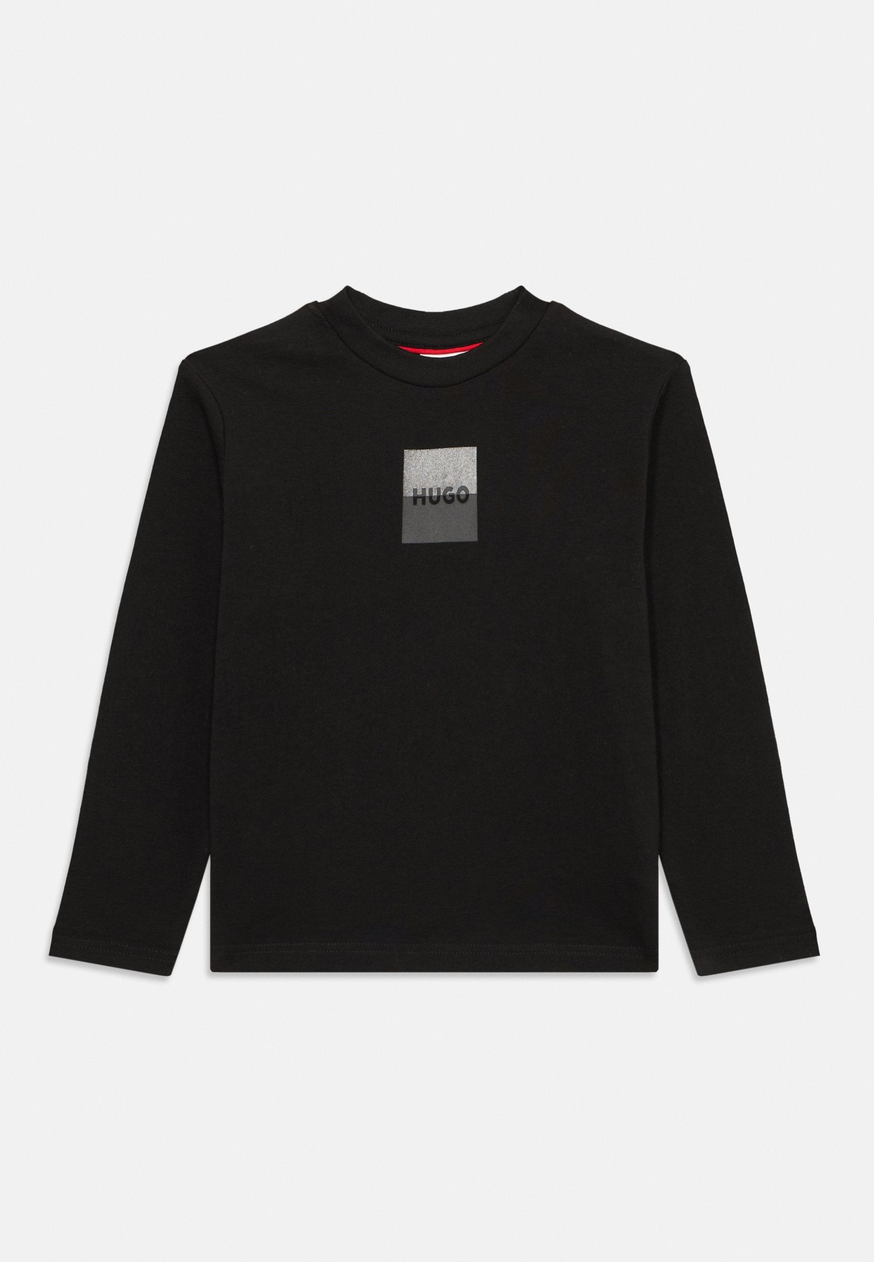 Schwarzes Langarm-T-Shirt aus Baumwolle, mit einem quadratischen grauen Logo, auf dem "HUGO" in Schwarz steht. Rundhalsausschnitt und weicher Stoff.