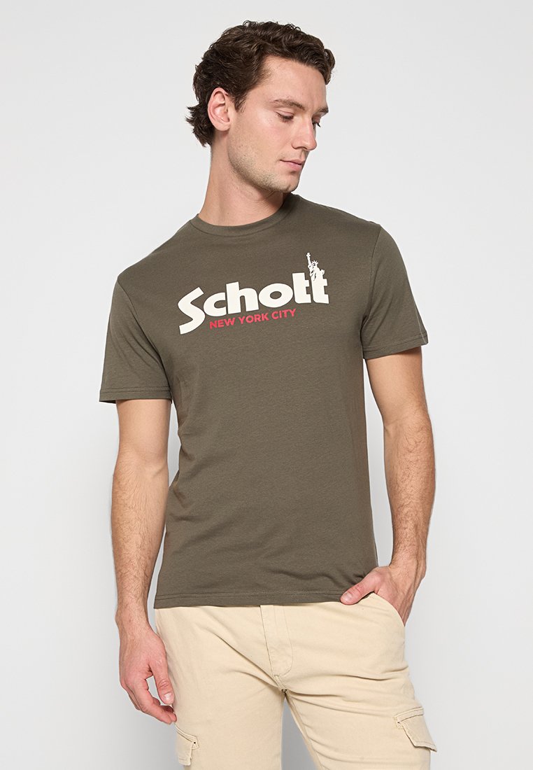 Olivgrünes Baumwoll-T-Shirt mit auffälligem weißen "Schott"-Schriftzug und "NEW YORK CITY" in Rot, Rundhalsausschnitt, kurzen Ärmeln und lockerer Passform.