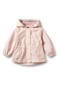 Hellrosa wasserdichte Jacke mit Kapuze, elastischen Bündchen, zwei vorderen Taschen und einer strukturierten Oberfläche. Entwickelt mit einem Druckknopf-Verschluss vorne.