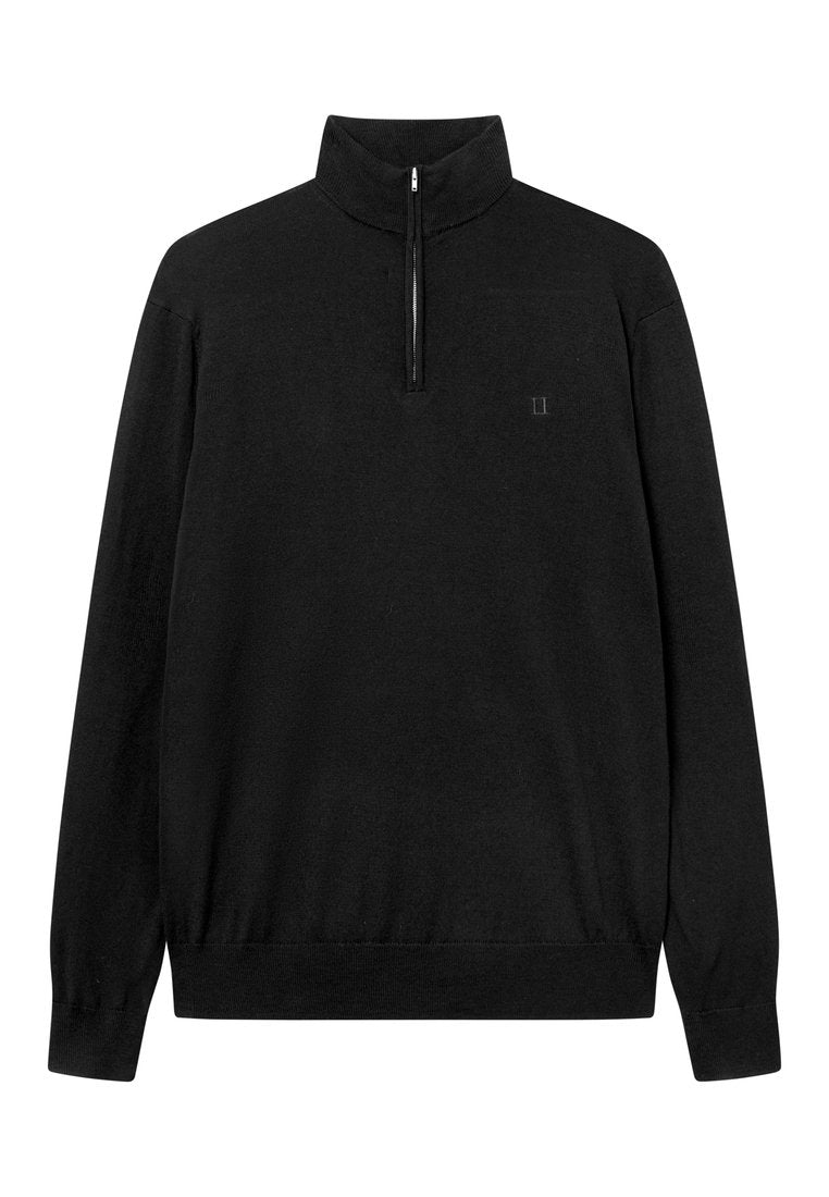 Schwarzer Fleece-Pullover mit einem Viertel-Reißverschluss-Kragen, langen Ärmeln, Bündchen mit Rippstrick und einem dezenten Logo auf der Brust. Weiche Textur und einfarbig.