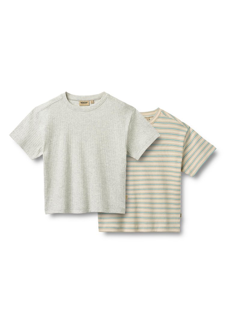 Zwei kurzärmlige T-Shirts: eines grau und gerippt mit Rundhalsausschnitt, das andere beige mit mehrfarbigen horizontalen Streifen und einem gewebten Etikett.