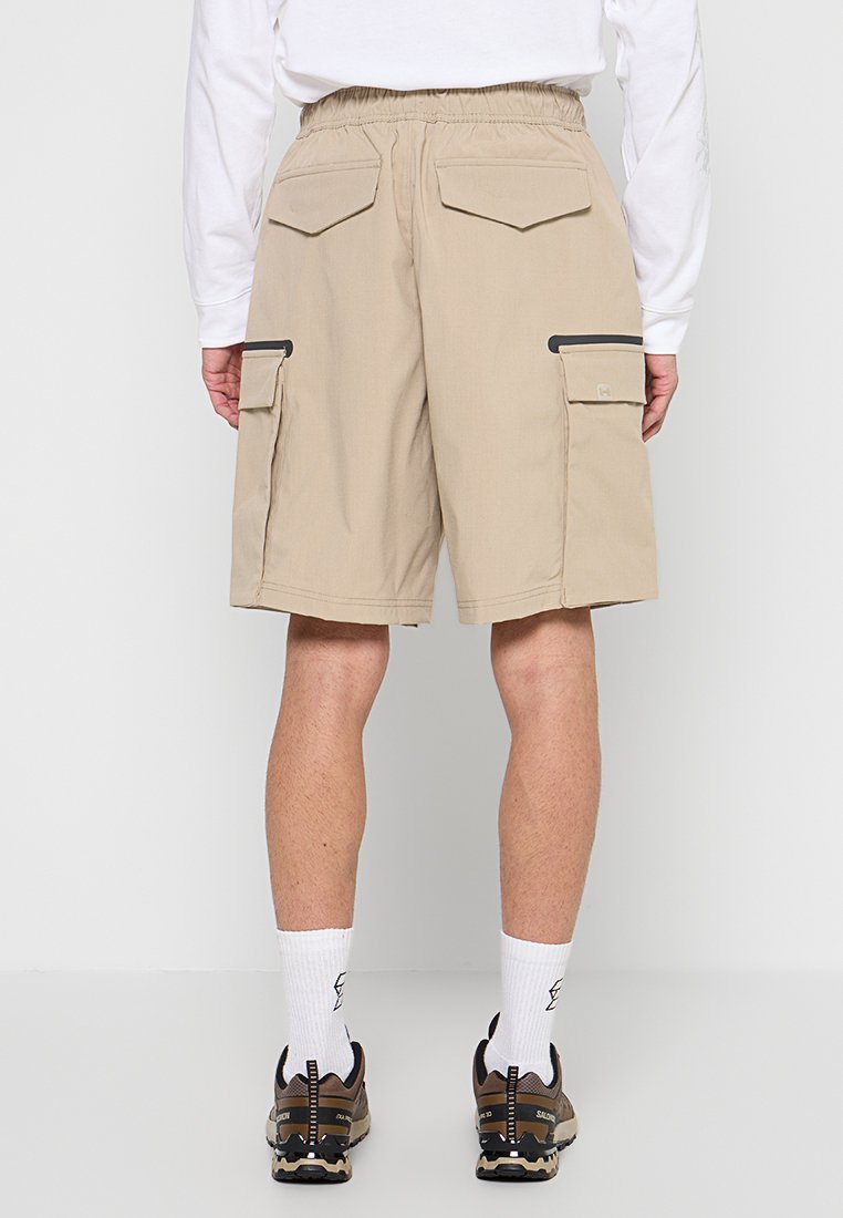 Under Armour LOOSE FIT
