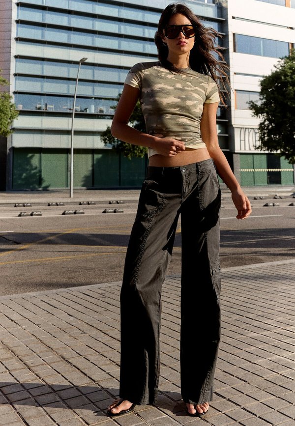 Bershka STRAIGHT-LEG - CARGO TROUSERS - Straight leg jeans - dark green
