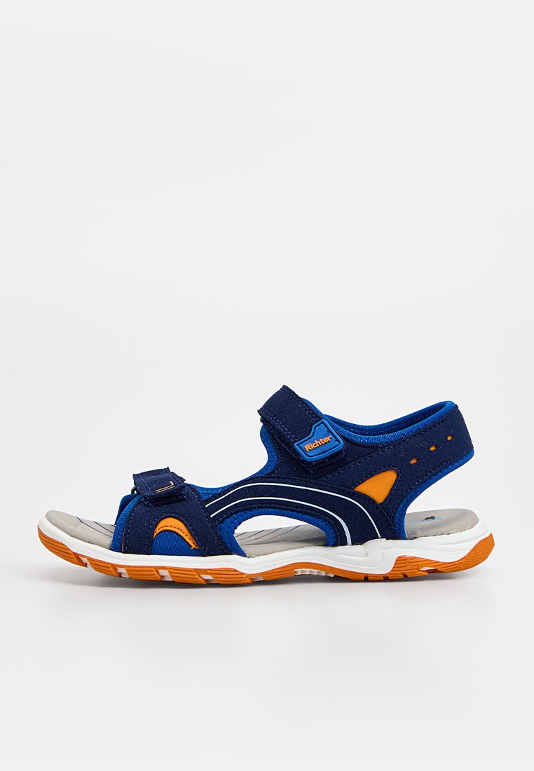 Sportliche Kindersandale mit marineblauen und orangen Riemen, weißer Sohle und verstellbaren Klettverschlüssen für sicheren Sitz.