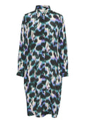 Langarmhemdkleid mit einem abstrakten Muster in Schwarz, Blaugrün und Lila. Verfügt über einen kragenlosen Ausschnitt und eine Vorderknopfverschluss. Weicher Stoff.