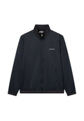 Marineblaues Zip-Up-Jackett mit hohem Kragen, das dünne vertikale Streifen und zwei Fronttaschen aufweist. Logo "LES DEUX" auf der linken Brust.