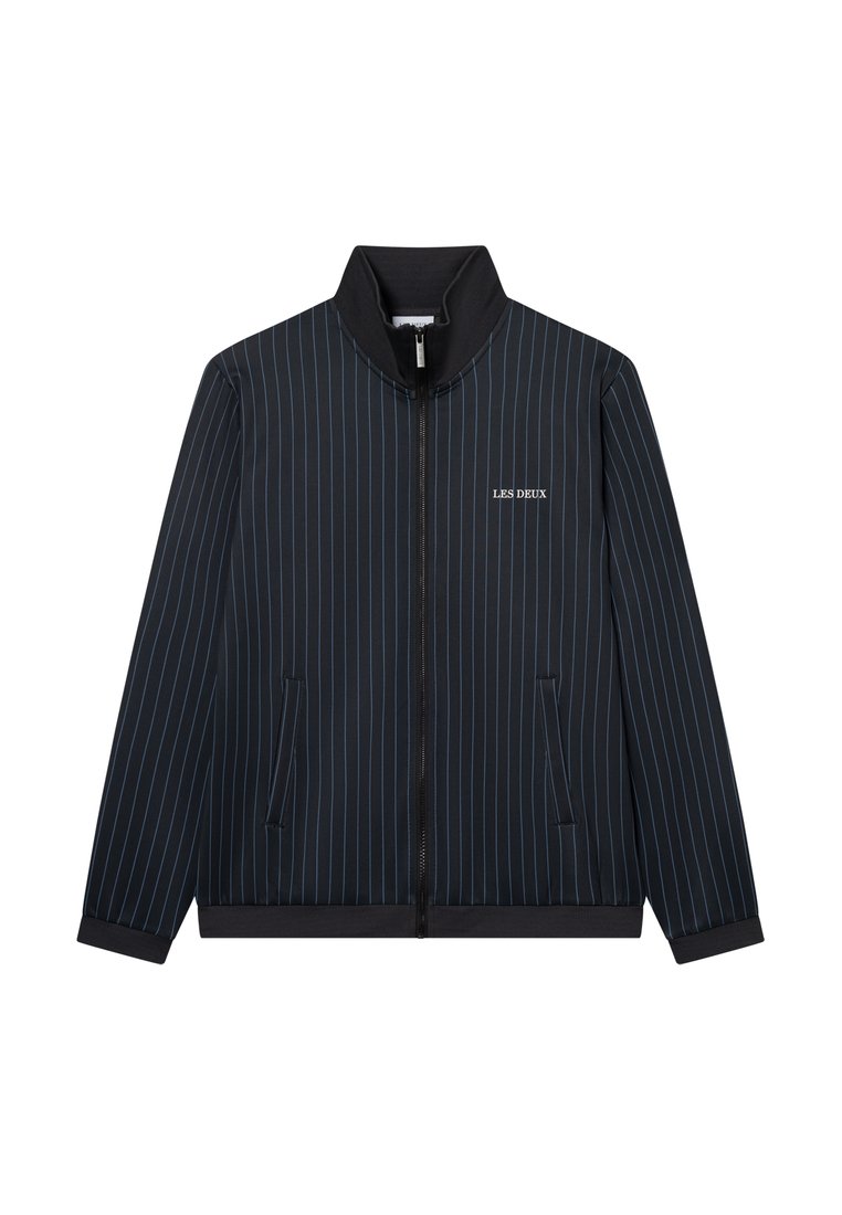 Marineblaues Zip-Up-Jackett mit hohem Kragen, das dünne vertikale Streifen und zwei Fronttaschen aufweist. Logo "LES DEUX" auf der linken Brust.