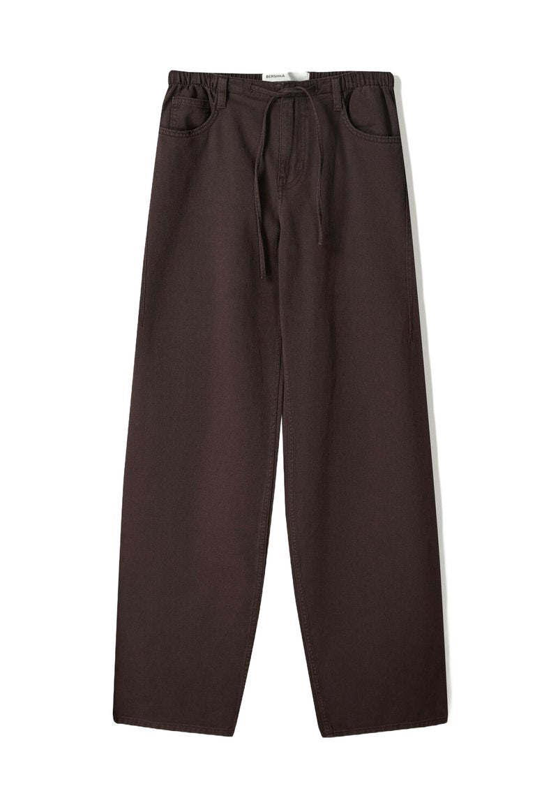 Braune weite Hosen aus weicher Baumwolle, mit einem elastischen Bund und einem Kordelzug, zwei Fronttaschen und geradem Schnitt.