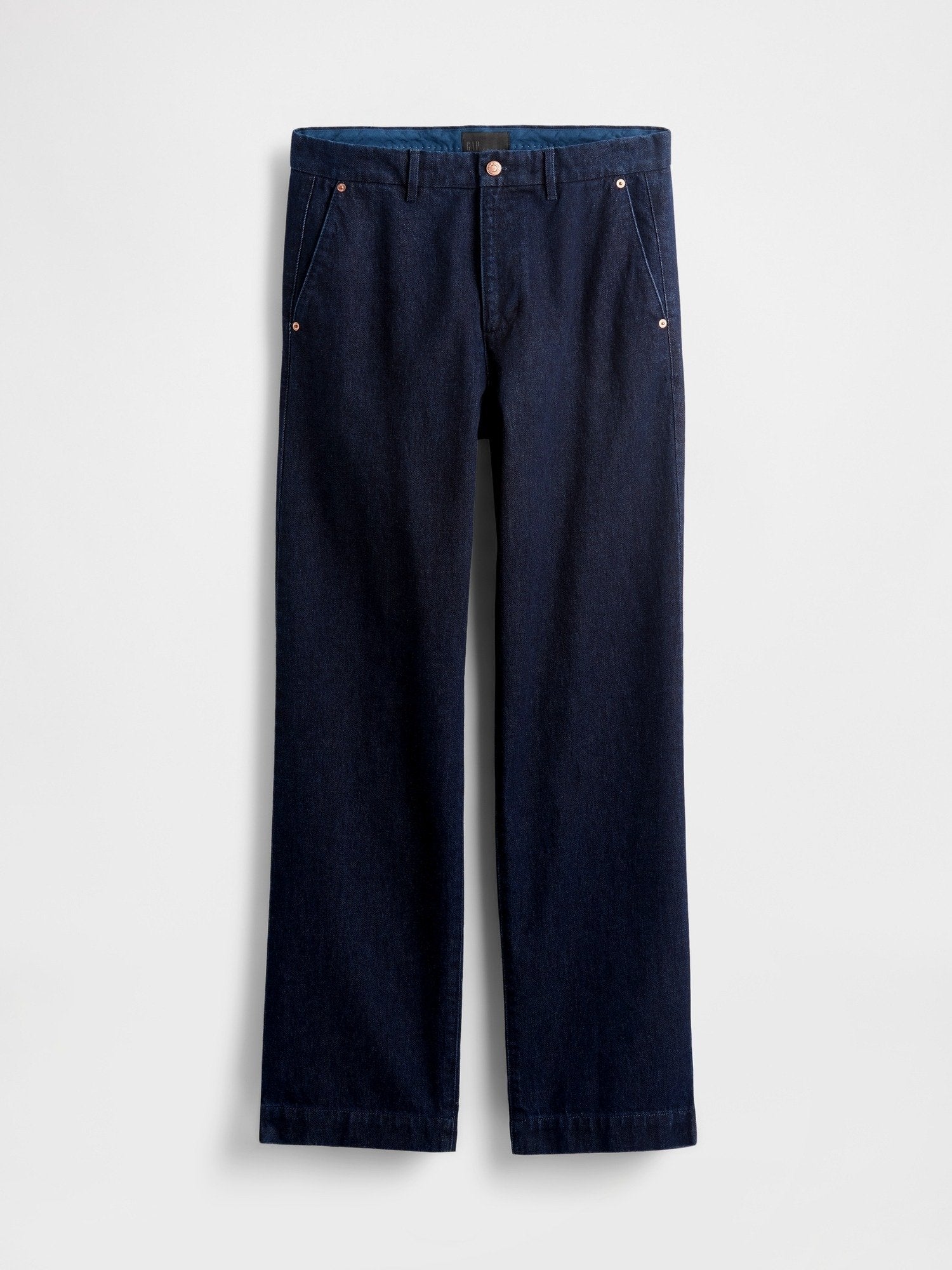 Marineblaue Denim-Hose mit geradem Schnitt, zwei vorderen Taschen, Metallbeschlägen und glatter Oberfläche.