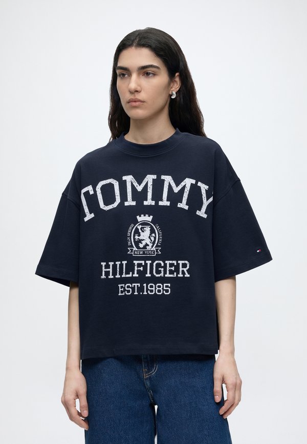 Tommy Hilfiger VARSITY CREST - Print T-shirt - dark night navy