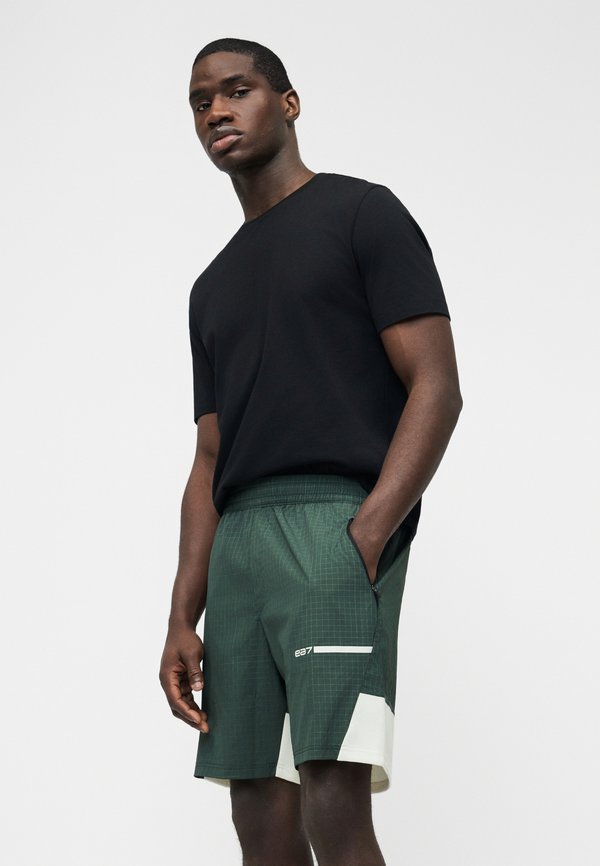 EA7 Emporio Armani TRAIN LOGO SERIES