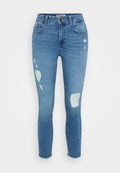 Engpassjeans aus hellblauem Denim mit distressed Details, Rissen, fransigen Säumen und klassischem Fünf-Taschen-Design.