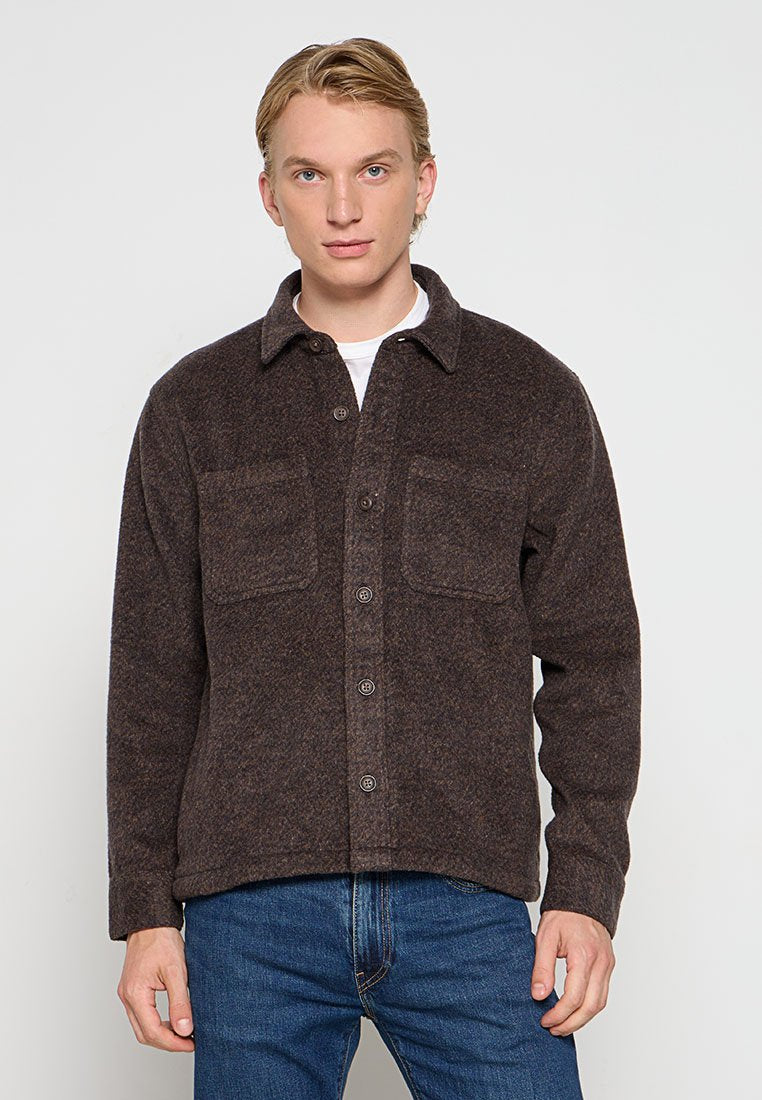 Braune Wollmischung Shirtjacke mit Knopfverschluss, zwei Brusttaschen und Kragen. Der Stoff hat eine strukturierte Oberfläche.