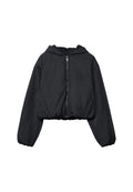 Schwarze, kürzere Kapuzenjacke mit vorderem Reißverschluss, langen gepufften Ärmeln sowie elastischen Bündchen und Saum.