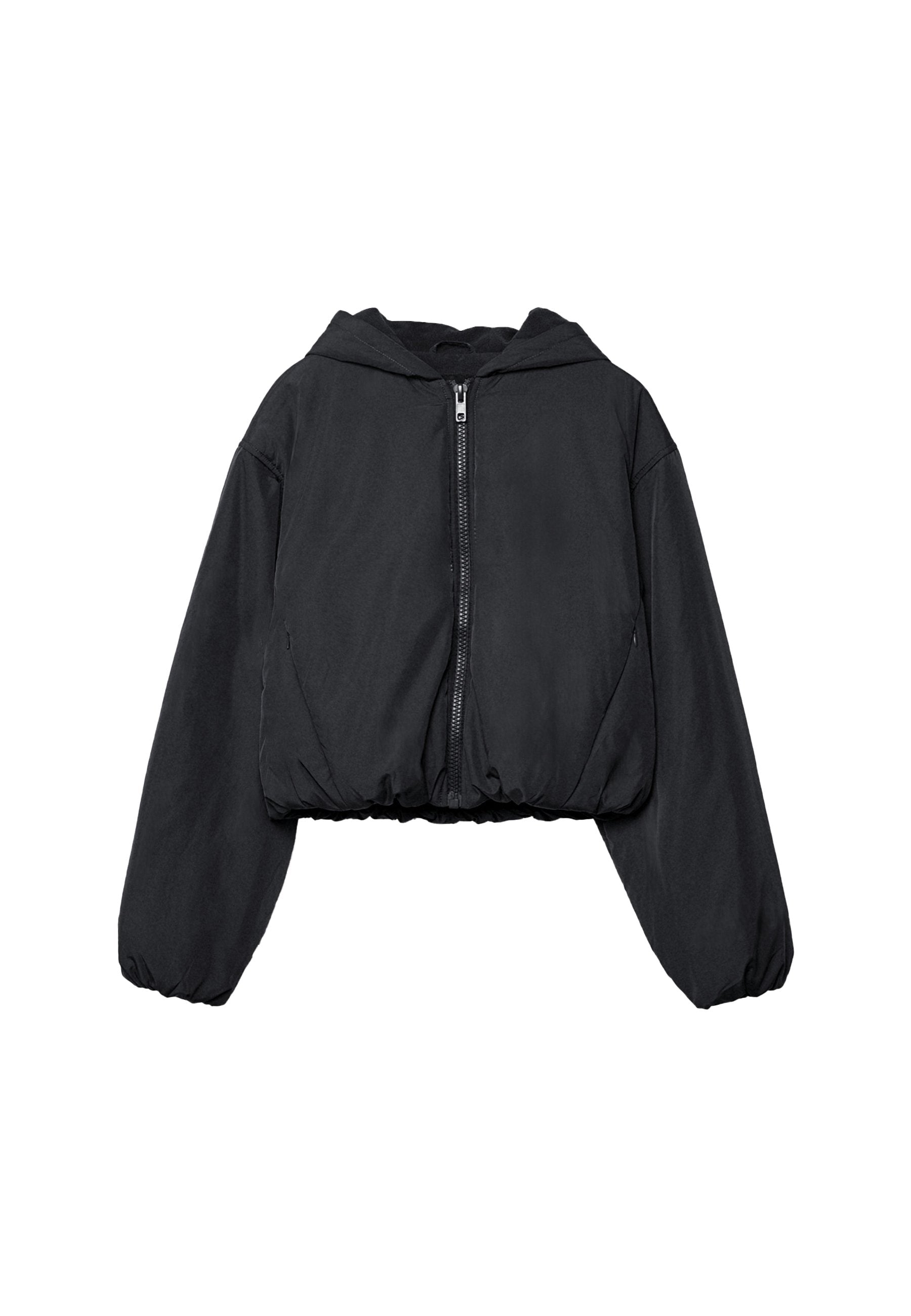 Schwarze, kürzere Kapuzenjacke mit vorderem Reißverschluss, langen gepufften Ärmeln sowie elastischen Bündchen und Saum.