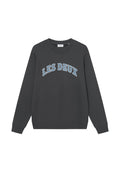 Dunkelgrauer Sweatshirt aus Baumwolle, mit dem Schriftzug "LES DEUX" in hellblau, Rundhalsausschnitt und gerippten Bündchen und Saum.