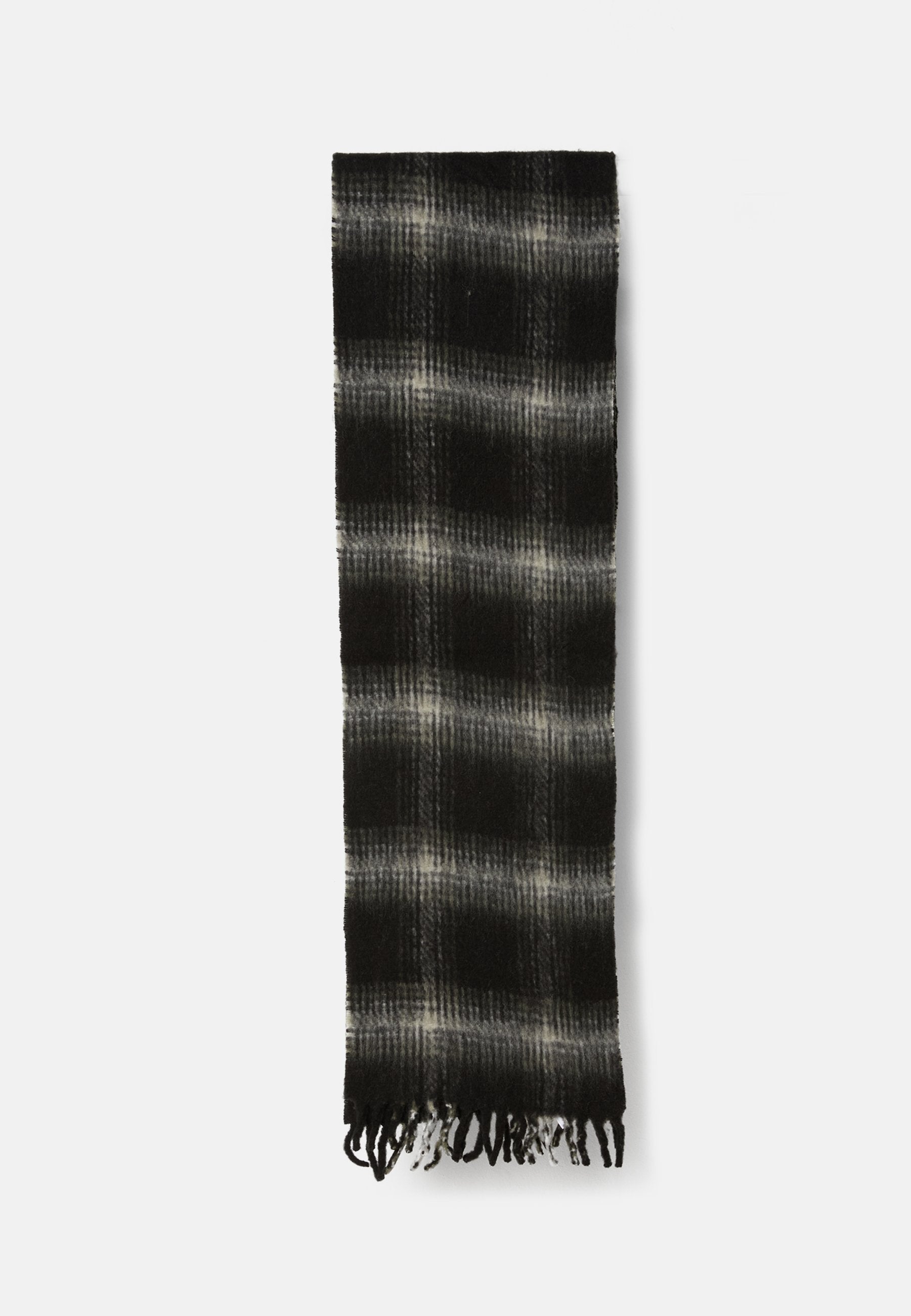Schwarz-grauer Karierschal mit weicher Textur, Fransen an den Enden und rechteckiger Form. Das Design betont abwechselnde Farbtöne.