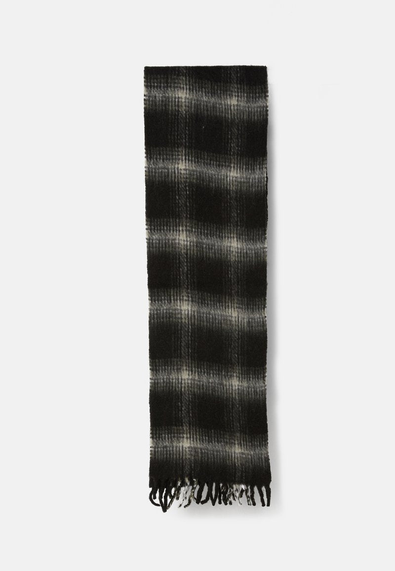 Schwarz-grauer Karierschal mit weicher Textur, Fransen an den Enden und rechteckiger Form. Das Design betont abwechselnde Farbtöne.