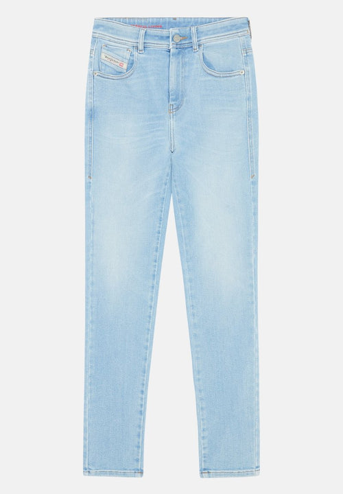 Helle blaue Denim-Jeans mit geradem Schnitt, ausgestattet mit Vordertaschen, einer Tickettasche und einem Knopfverschluss. Glatte Textur mit minimaler Verwaschung.