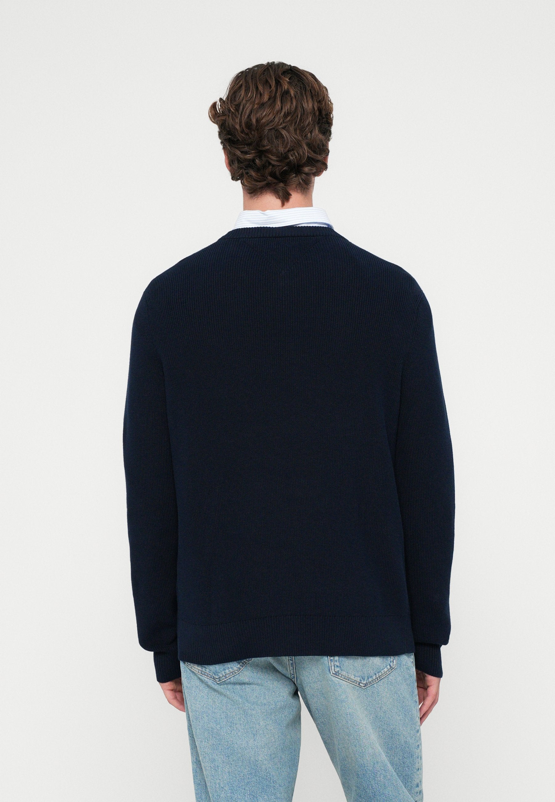 SEASONAL GRAPHIC C NECK Media 4