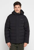 Schwarze Pufferjacke mit Kapuze, ausgestattet mit gesteppten Einsätzen, einem Reißverschluss vorne und einem dezenten Logo auf der Brust. Hergestellt aus leichtem, isoliertem Material.