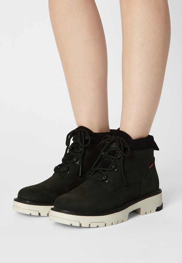 Levi's® SOLVI - Lace-up ankle boots - regular black