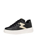 Schwarze Ledersneaker mit einer weißen Gummisohle, versehen mit einem metallisch goldenen Zickzack-Akzent und schwarzen Schnürsenkeln. Glatte Textur mit niedrigem Profil.
