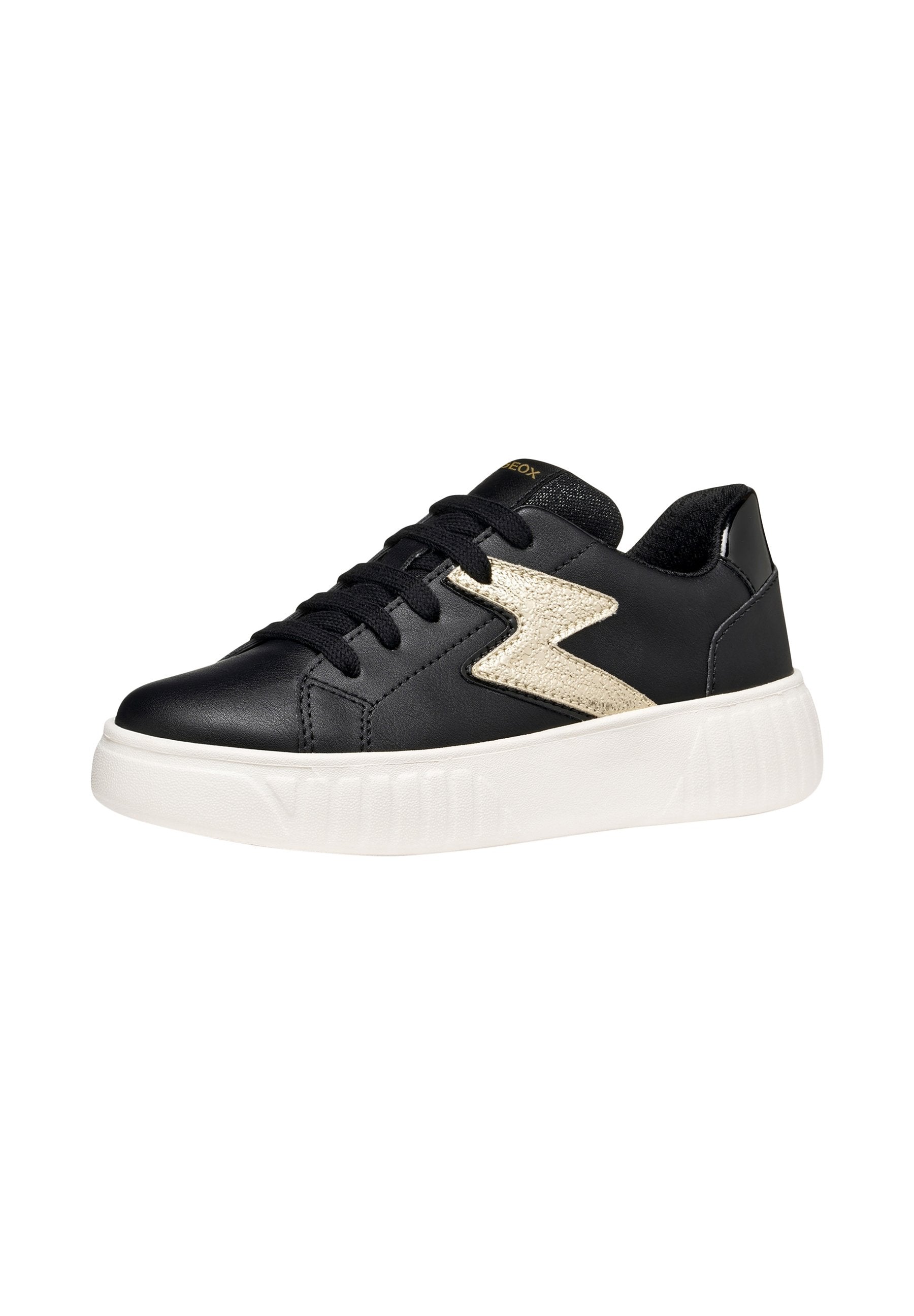 Schwarze Ledersneaker mit einer weißen Gummisohle, versehen mit einem metallisch goldenen Zickzack-Akzent und schwarzen Schnürsenkeln. Glatte Textur mit niedrigem Profil.