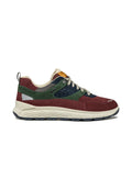 Buntfarbiger Sneaker aus bordeauxrotem, grünem, marineblauem und beigem Wildleder, mit strukturierten Sohlen und reflektierenden Akzenten, einem gepolsterten Schaft und einer gesprenkelten Zwischensohle.