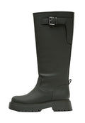 Knöchelhöhe grüne Gummistiefel mit mattem Finish, ausgestattet mit einem silbernen Schnallenriemen und einer robusten, strukturierten Sohle.