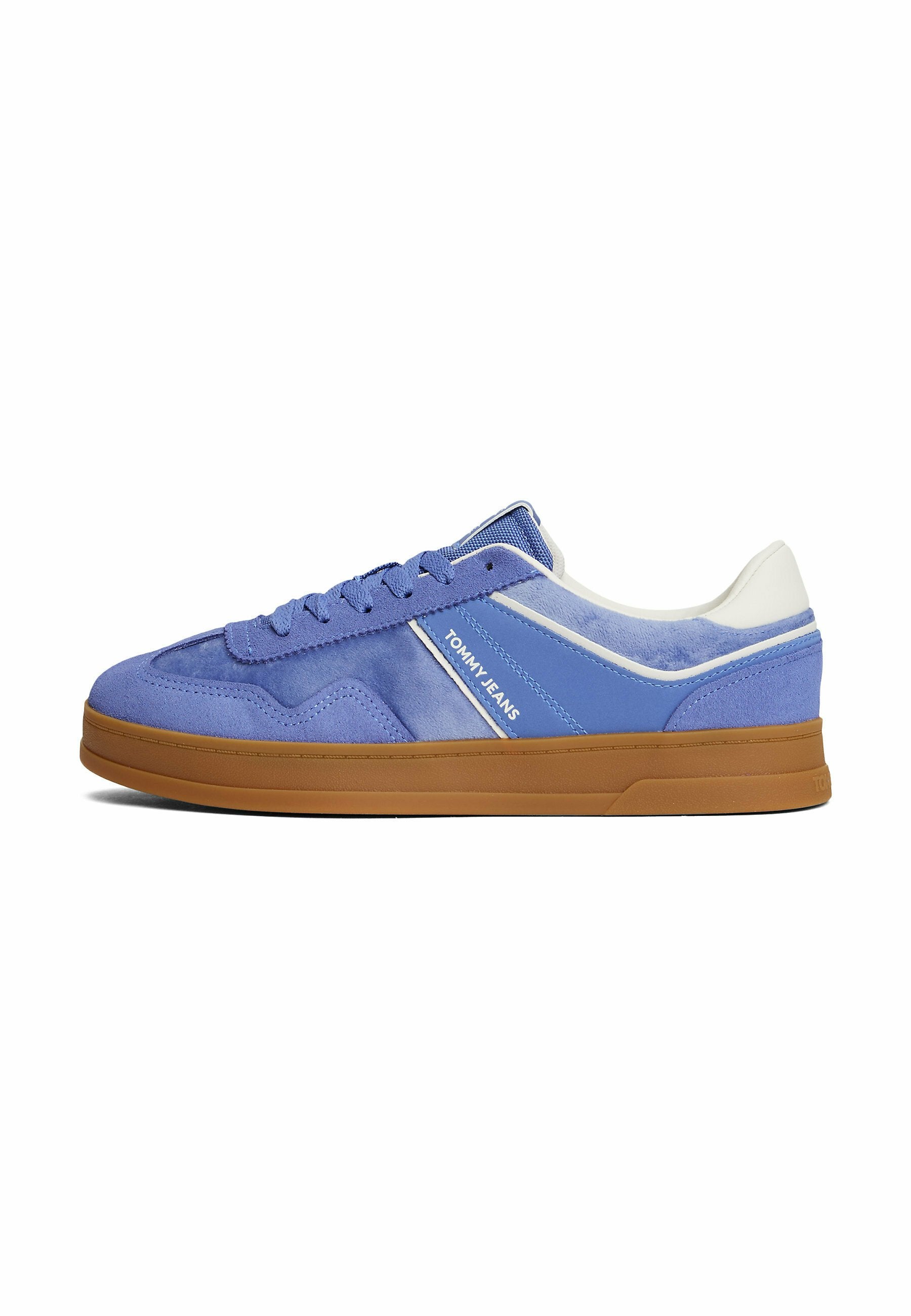 Leder-Sneaker in blauem Wildleder und Stoff mit weißen Akzenten und einer braunen Gummisohle, mit dem Branding "Tommy Jeans" an der Seitenwand.