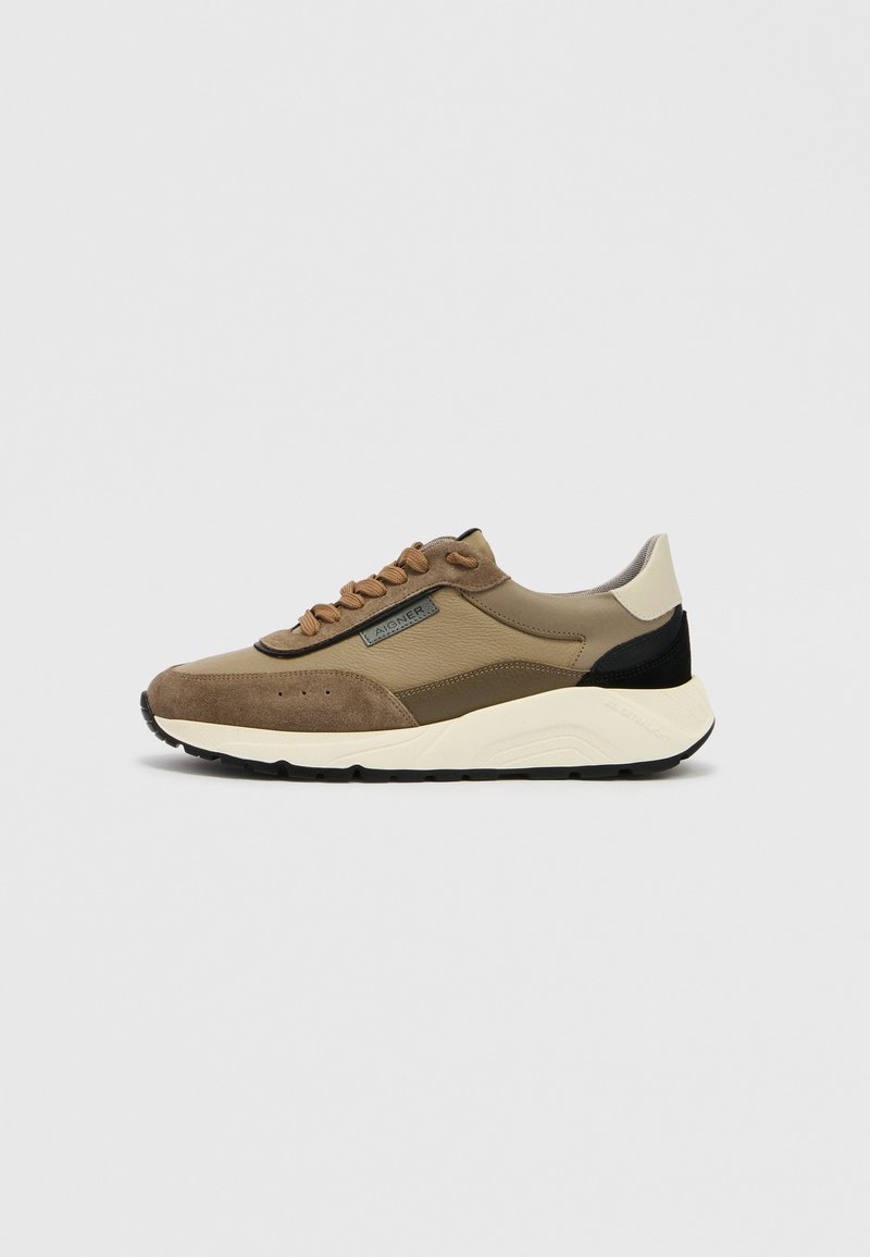 Sneaker mit einer Kombination aus braunem Wildleder und Leder, schwarzen Akzenten, braunen Schnürsenkeln, einer strukturierten Sohle und einem gepolsterten Kragen für Komfort.