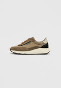 Sneaker mit einer Kombination aus braunem Wildleder und Leder, schwarzen Akzenten, braunen Schnürsenkeln, einer strukturierten Sohle und einem gepolsterten Kragen für Komfort.