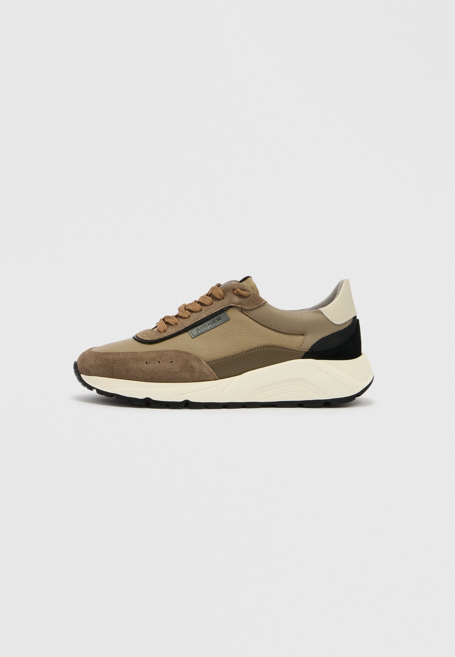 Sneaker mit einer Kombination aus braunem Wildleder und Leder, schwarzen Akzenten, braunen Schnürsenkeln, einer strukturierten Sohle und einem gepolsterten Kragen für Komfort.