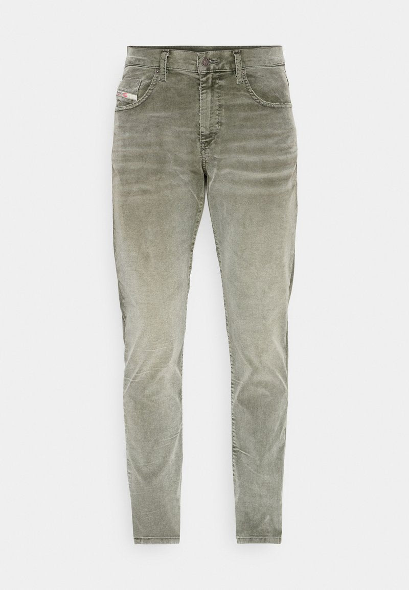 Grüne Cordjeans mit schmaler Passform, fünf Taschen, subtiler Textur und einem Metallknopfverschluss.