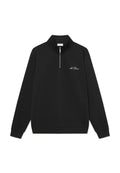 Schwarzer Sweatshirt mit hohem Kragen und kurzem Reißverschluss. Mit gesticktem Logo auf der linken Brust sowie gerippten Bündchen und Saum.