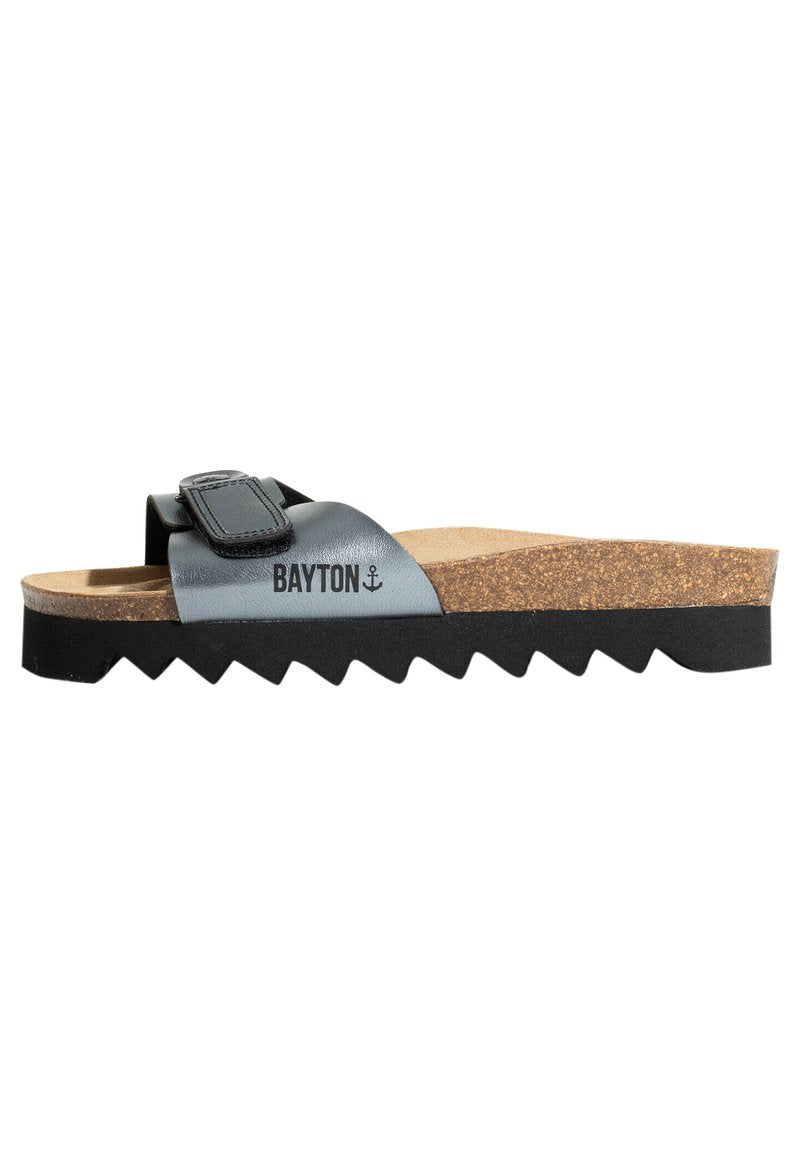 Schwarze Riemensandale mit verstellbarem Riemen, Korkfußbett und Zickzack-Gummisohle. Mit „BAYTON“ Logo in Weiß auf dem Obermaterial.