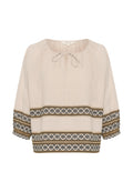 Helle beige Bluse mit rundem Ausschnitt und Bindendetail. Verfügt über kunstvolle schwarze und goldene Stickereien entlang des Saums und der Ärmel.