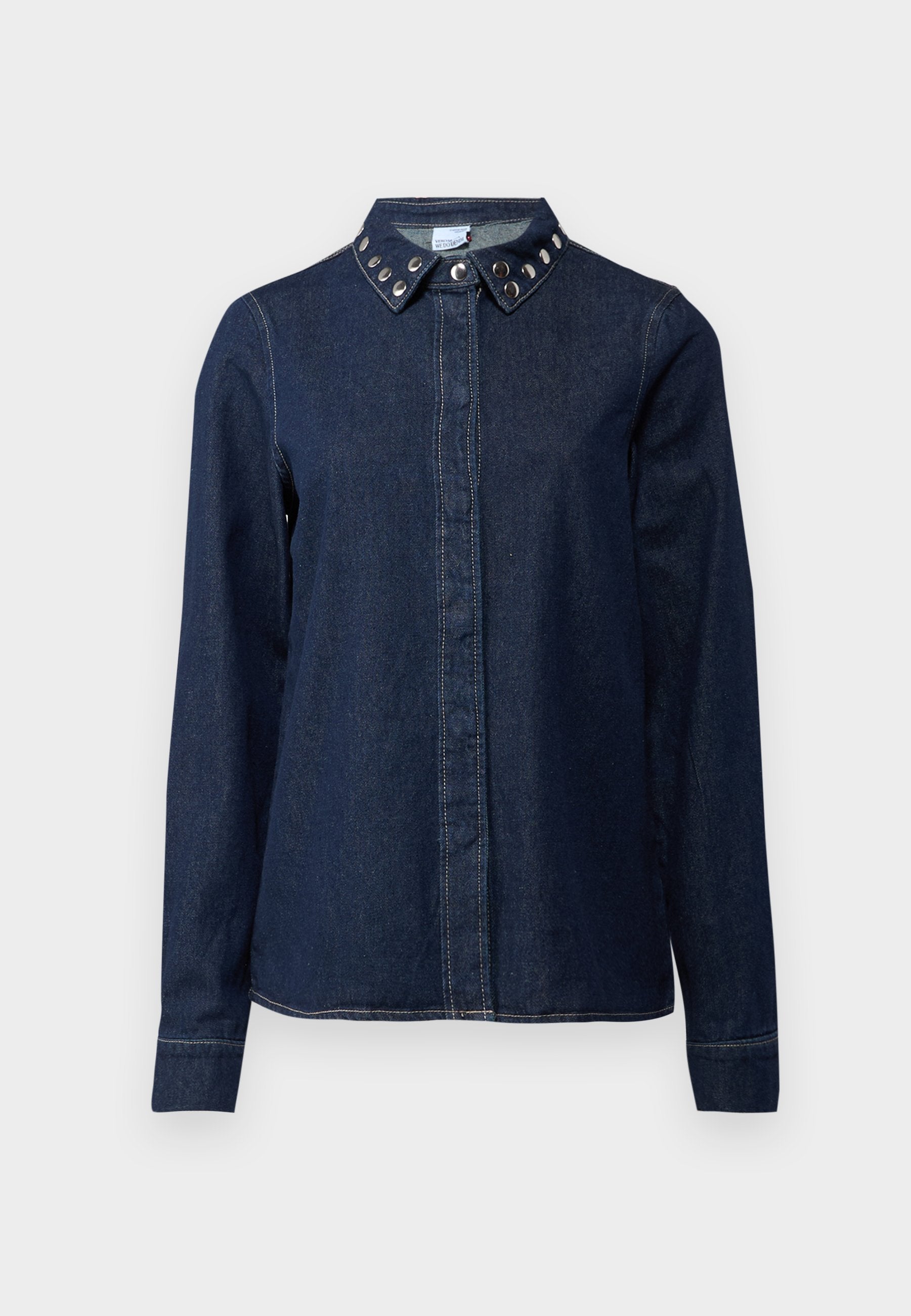 Dunkelblaue Jeanshemd mit Knopfverschluss auf der Vorderseite, langen Ärmeln und einem Kragen, der mit dekorativen Metallnieten verziert ist. Glatte Textur, klassischer Schnitt.