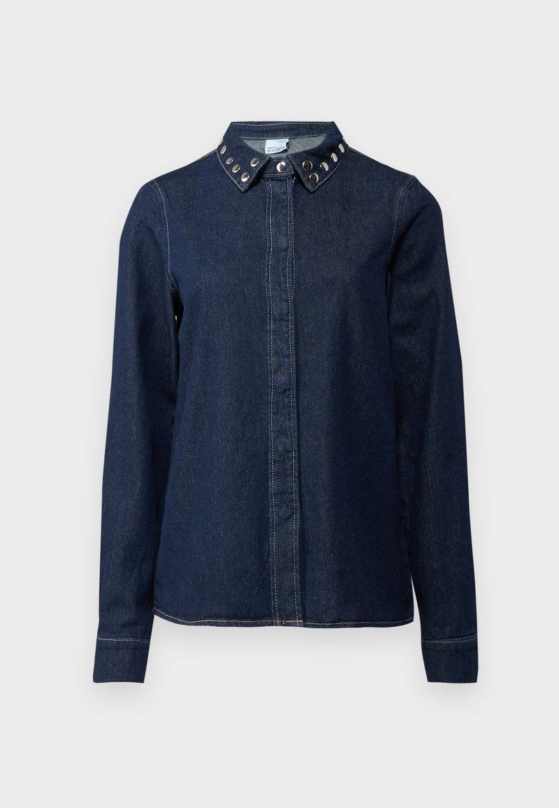 Dunkelblaue Jeanshemd mit Knopfverschluss auf der Vorderseite, langen Ärmeln und einem Kragen, der mit dekorativen Metallnieten verziert ist. Glatte Textur, klassischer Schnitt.