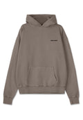 Brauner Hoodie aus weichem Material mit einer Kängurutasche und gerippten Bündchen. Schwarzes "PEGADOR"-Logo auf der Vorderseite.