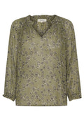 Olivgrüne Bluse mit langen Ärmeln, V-Ausschnitt, gerafften Details und dunklem Blumenmuster. Hergestellt aus einem glatten, leichten Stoff.