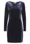 Navyblaues Velvetkleid mit langen Ärmeln, einem runden Ausschnitt und einer taillierten Silhouette, das eine glatte, weiche Textur und einen leichten Glanz aufweist.