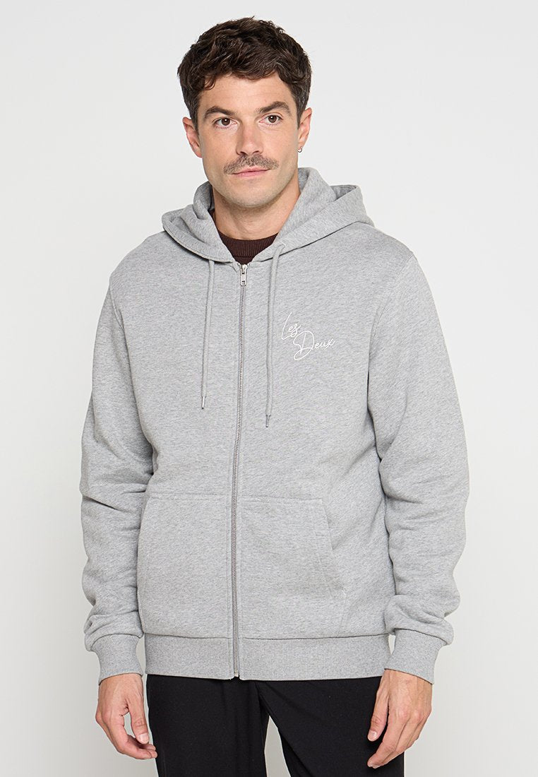 Grau zip-up Hoodie aus Baumwollmischung mit Kapuze mit Kordelzug, Kängurutaschen und einem kleinen gestickten Logo auf der Brust.
