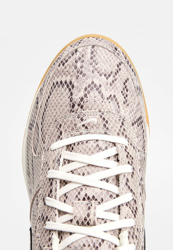 Nike Performance BOOK 1
