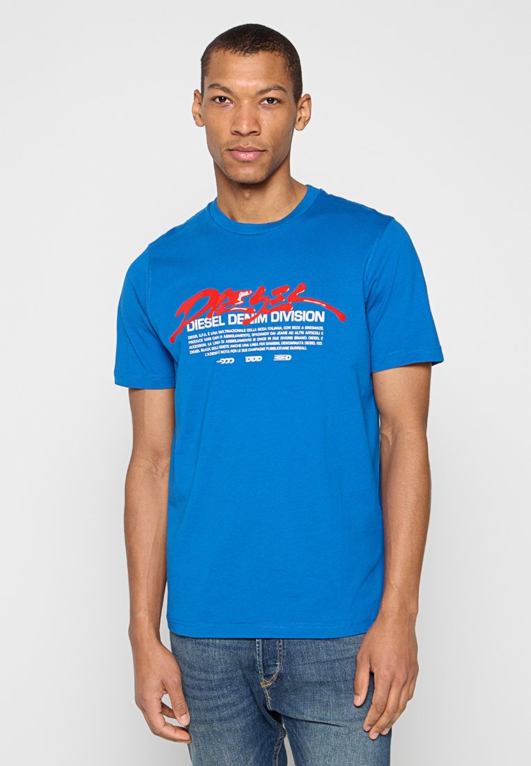 Blaues Baumwoll-T-Shirt mit einem auffälligen roten Grafikdesign und Text, Rundhalsausschnitt und kurzen Ärmeln. Lässige Passform, glatte Textur.