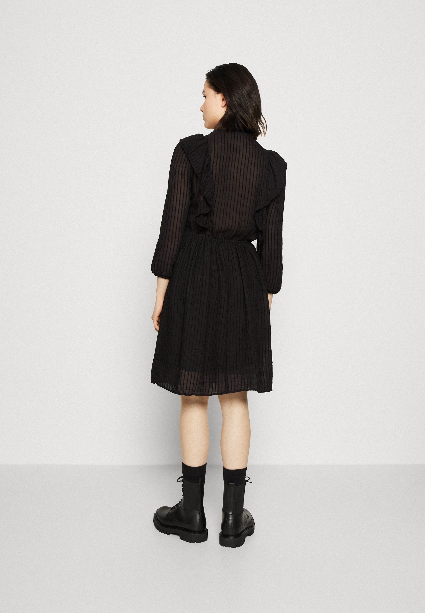 ONLLONDON DRESS Media 4