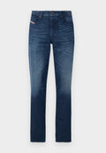 Dunkelblaue Jeans aus Denim mit geradem Bein Design. Verfügt über fünf Taschen mit kontrastierenden Nähten und einem Metallknopfverschluss an der Taille.