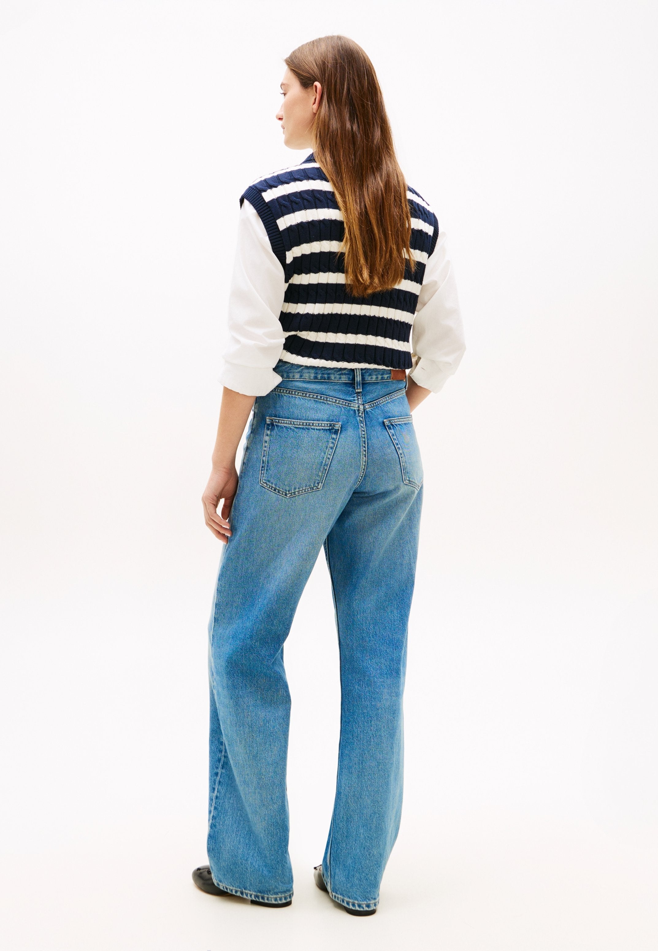 MID RISE LOOSE STRAIGHT LEG JEANS Media 4