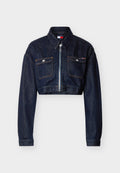 Dunkelblaue, kurze Jeansjacke mit vorne liegendem Reißverschluss, zwei aufgesetzten Brusttaschen mit Klappen und Knöpfen sowie einem spitzen Kragen.